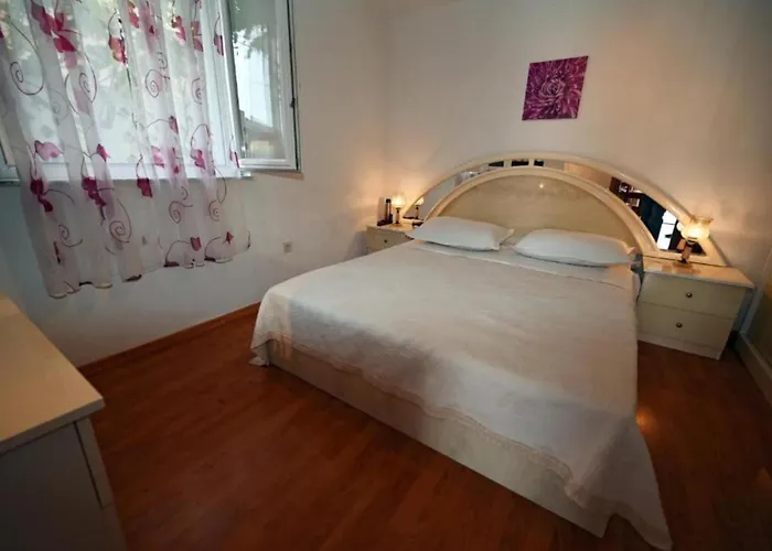 Апартаменти Mihovilovi - One Bedroom With Terrace And Pool View Трогір